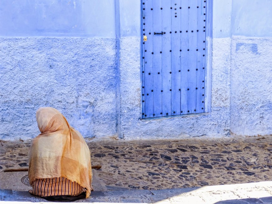 Chefchaouen Morocco Photography, Chefchaouen Morocco Blog, Chefchaouen Morocco street with woman