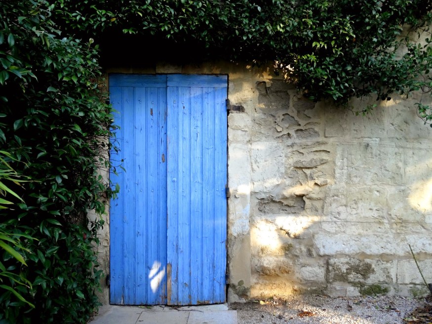 Road trip to provence France, weekend away in France, visiting Provence France, Blue door, French blue