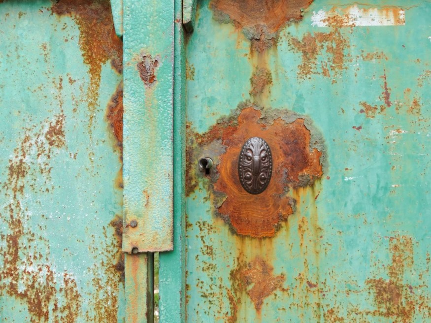 Road trip to provence France, weekend away in France, visiting Provence France, Turquoise door with rust